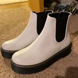 Dr. Martens 2976 Quad Chelsea Boot